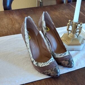 Latitude Femme  Snake Suede and Leather Pointed Toe Pumps in Brown/Creme SZ 9